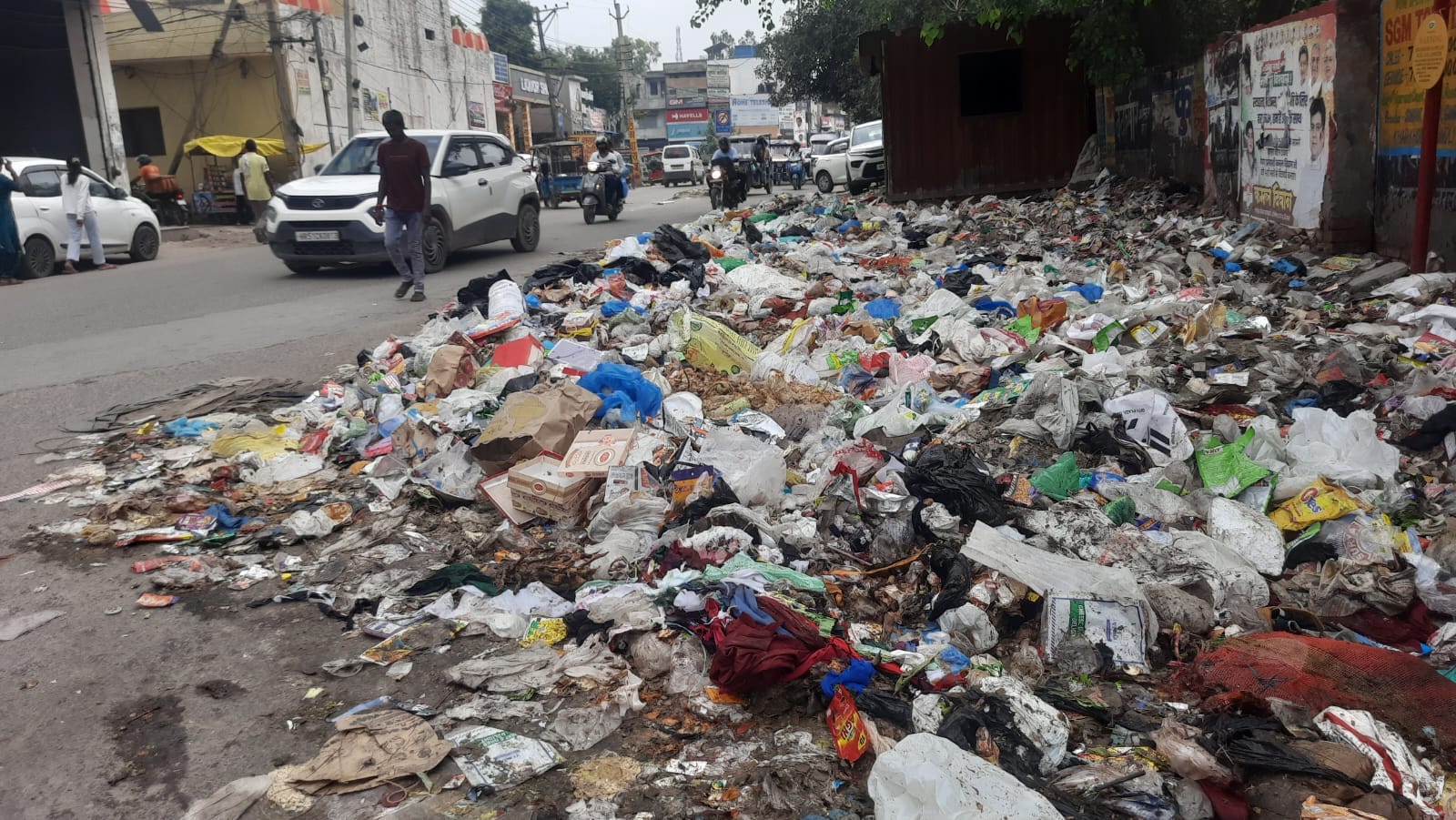 फोटाे : सोनीपत नगर निगम कार्यालय में धरने पर हड़ताली कर्मियों को संबोधित करते हरियाणा अग्निशमन