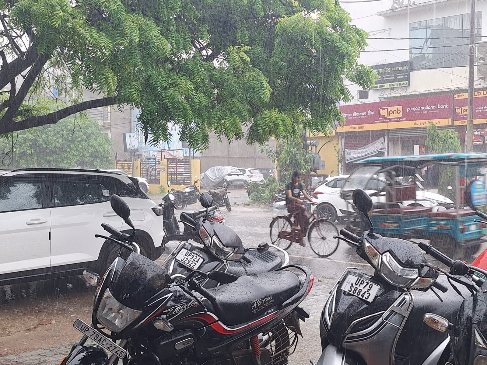 गांव के संपर्क मार्ग पर हुए जलभराव से निकलते बच्चे।संवाद गांव के संपर्क मार्ग पर हुए जलभराव से निकलते बच्चे।संवाद