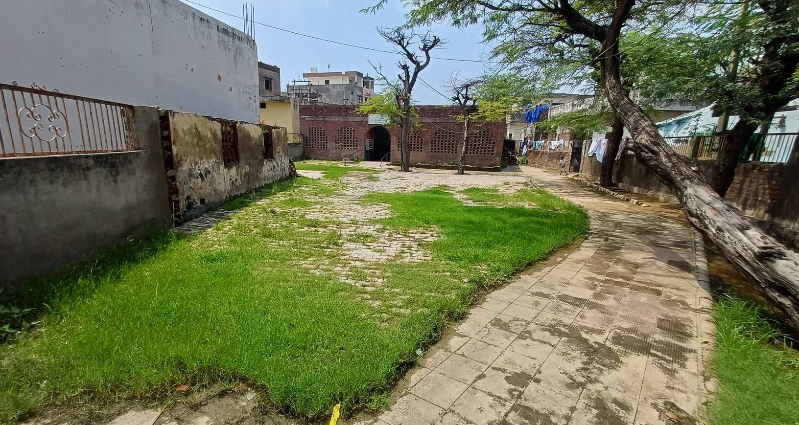 घसीटपुर स्थित राजकीय प्राथमिक पाठशाला के आगे जमा पानी। संवाद
