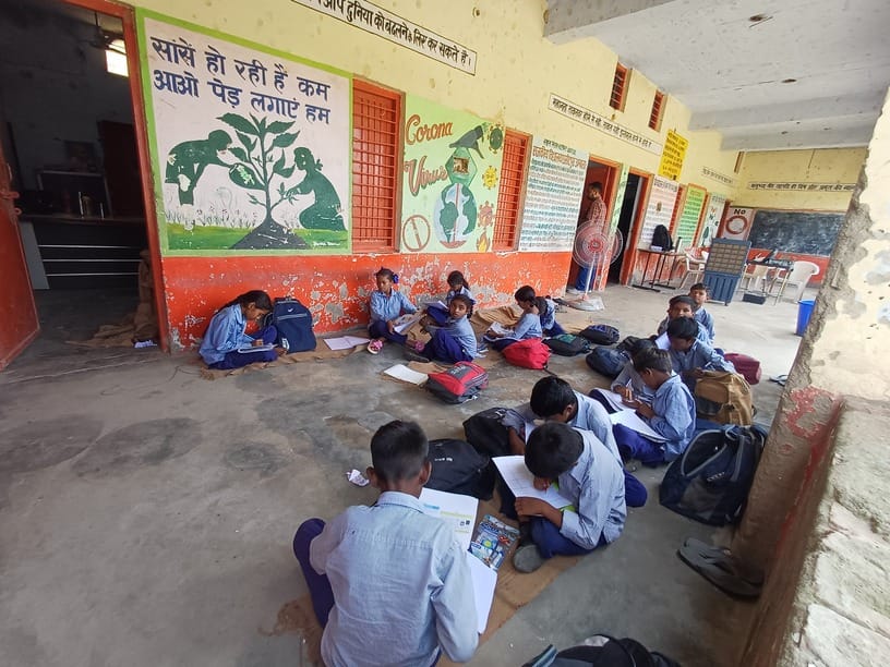 घसीटपुर स्थित राजकीय प्राथमिक पाठशाला के आगे जमा पानी। संवाद