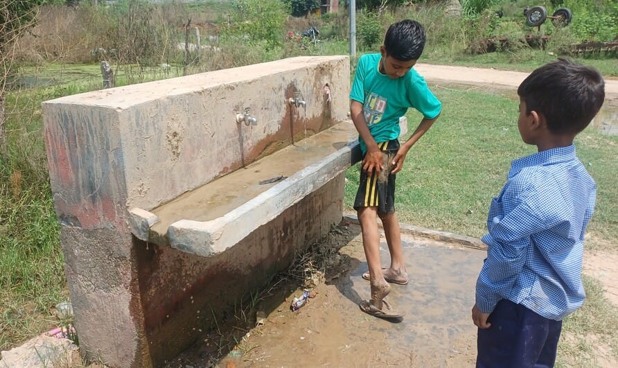 घसीटपुर स्थित राजकीय प्राथमिक पाठशाला के आगे जमा पानी। संवाद