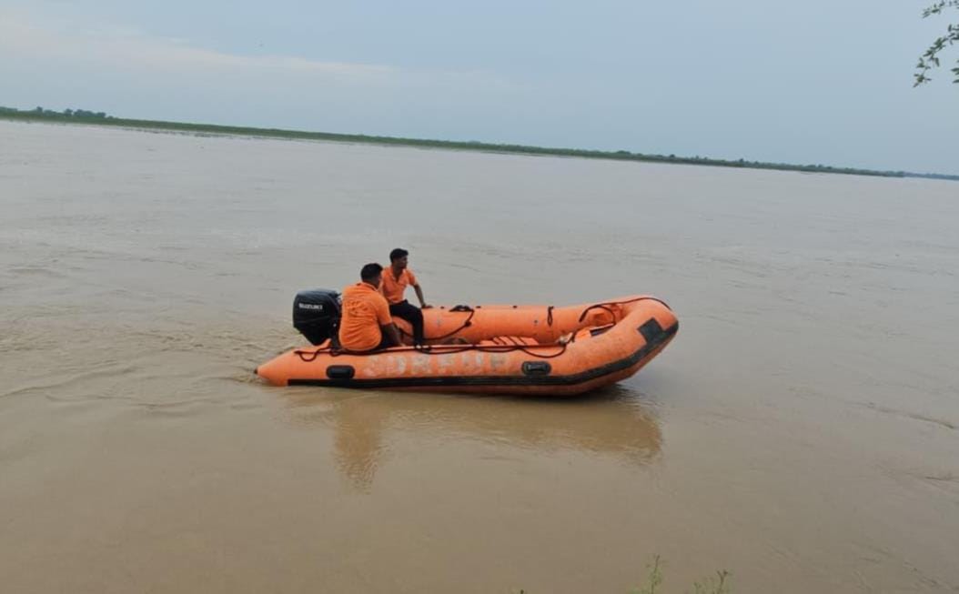 घटनास्थल पर जुटी भीड़ घटनास्थल पर जुटी भीड़