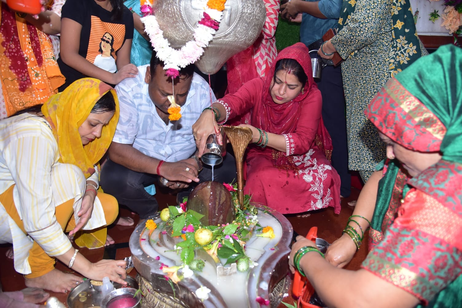 हनुमानधाम पर मनकामेश्वर महादेव मंदिर में जलाभिषेक करते श्रद्धालु। संवाद हनुमानधाम पर मनकामेश्वर महादेव मंदिर में जलाभिषेक करते श्रद्धालु। संवाद