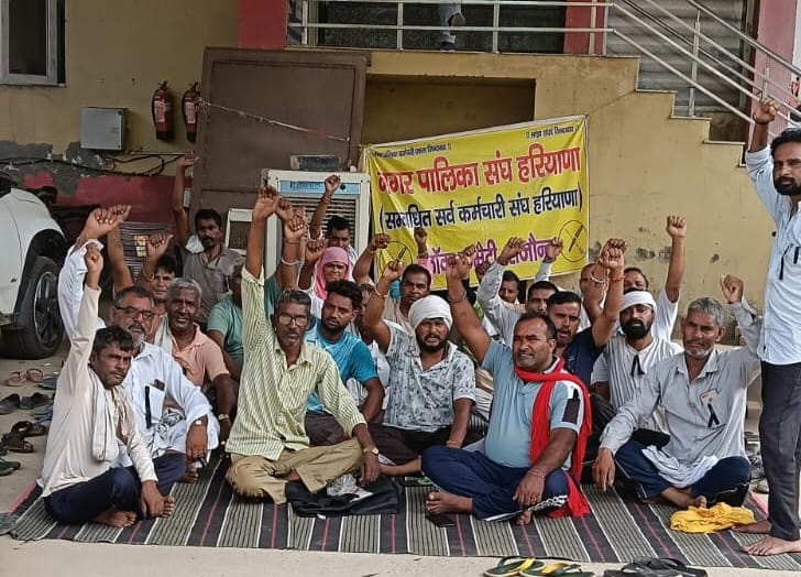 हड़ताल पर बैठे नगर पालिका सफाई कर्मचारी सरकार के खिलाफ रोष जताते हुए। विज्ञप्ति हड़ताल पर बैठे नगर पालिका सफाई कर्मचारी सरकार के खिलाफ रोष जताते हुए। विज्ञप्ति