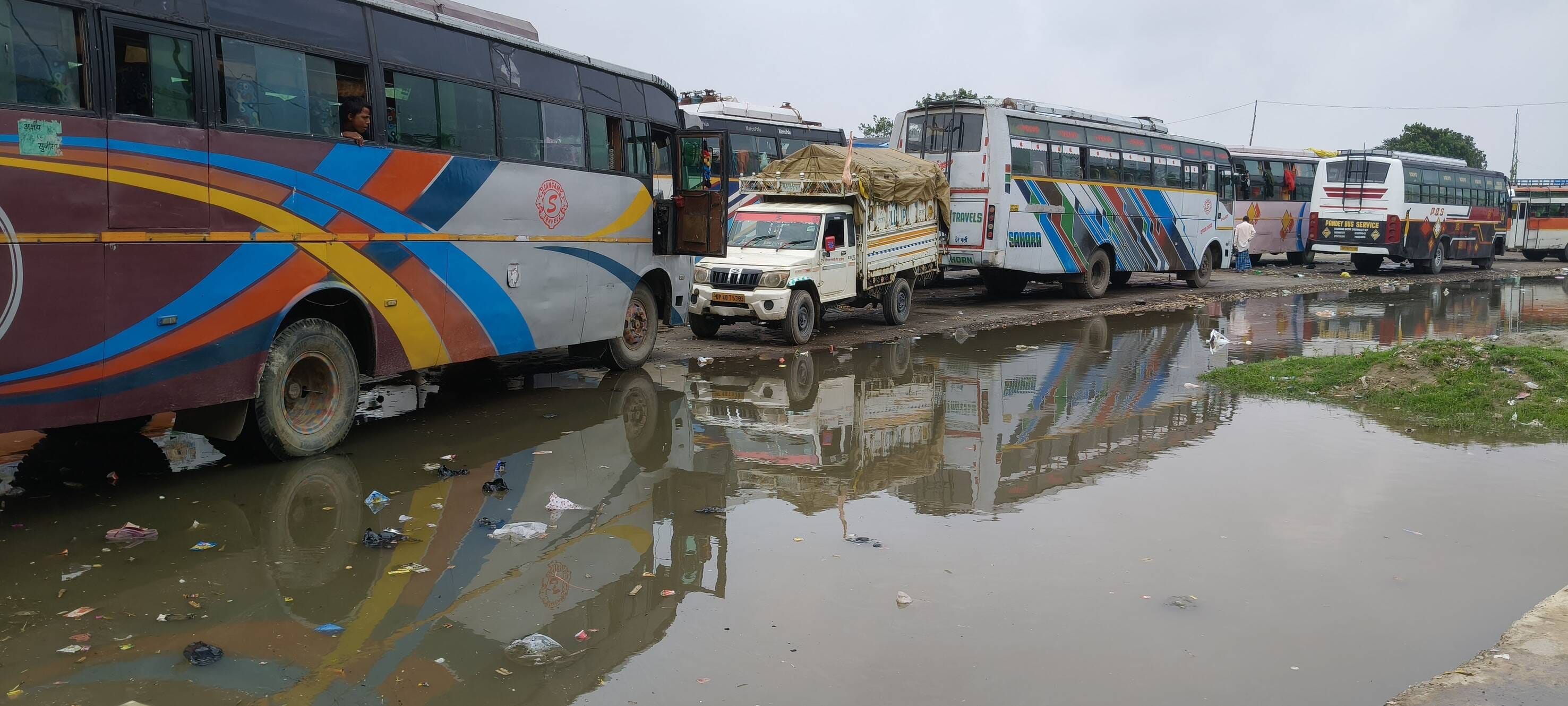 जनौरा में बारिश के बाद हुए जलभराव के बीच से होकर गुजरते वाहन।