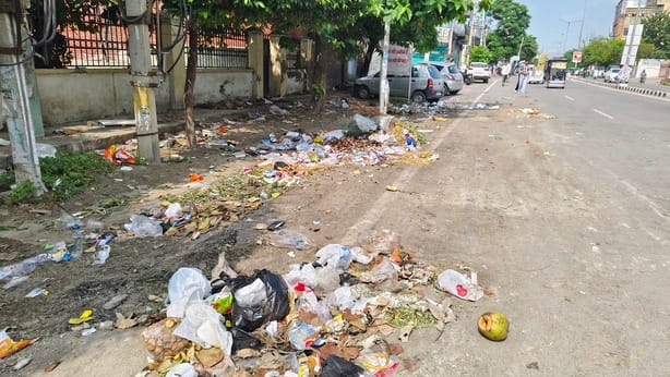 जाट कालेज के सामने पड़ा कचरा। संवाद जाट कालेज के सामने पड़ा कचरा। संवाद