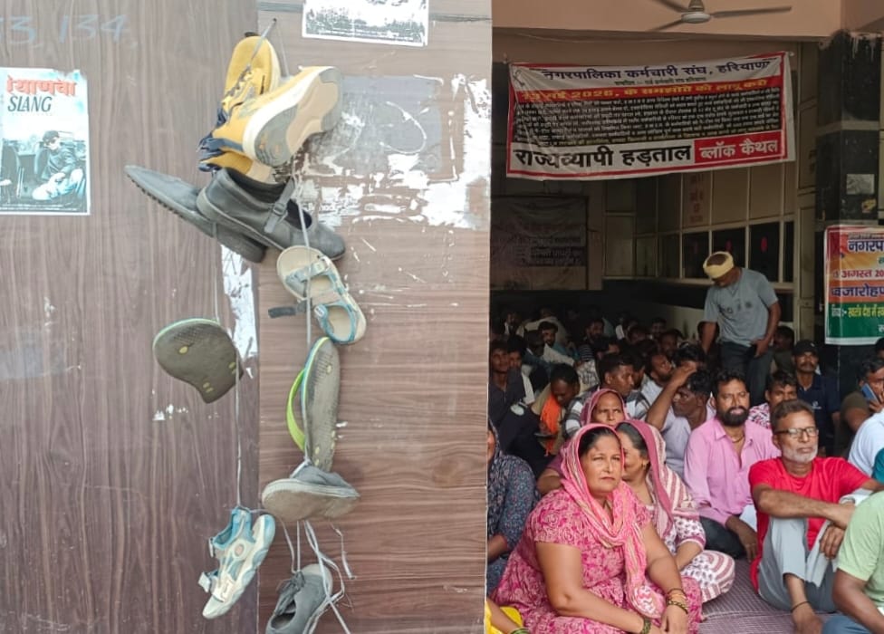 जाट कालेज के सामने पड़ा कचरा। संवाद जाट कालेज के सामने पड़ा कचरा। संवाद