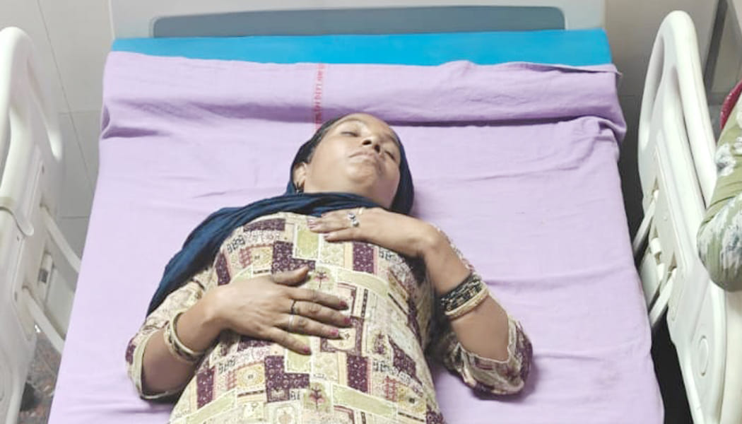कचरा उठाने वाली जेसीबी पर महिला सफाई कर्मचारी। संवाद कचरा उठाने वाली जेसीबी पर महिला सफाई कर्मचारी। संवाद