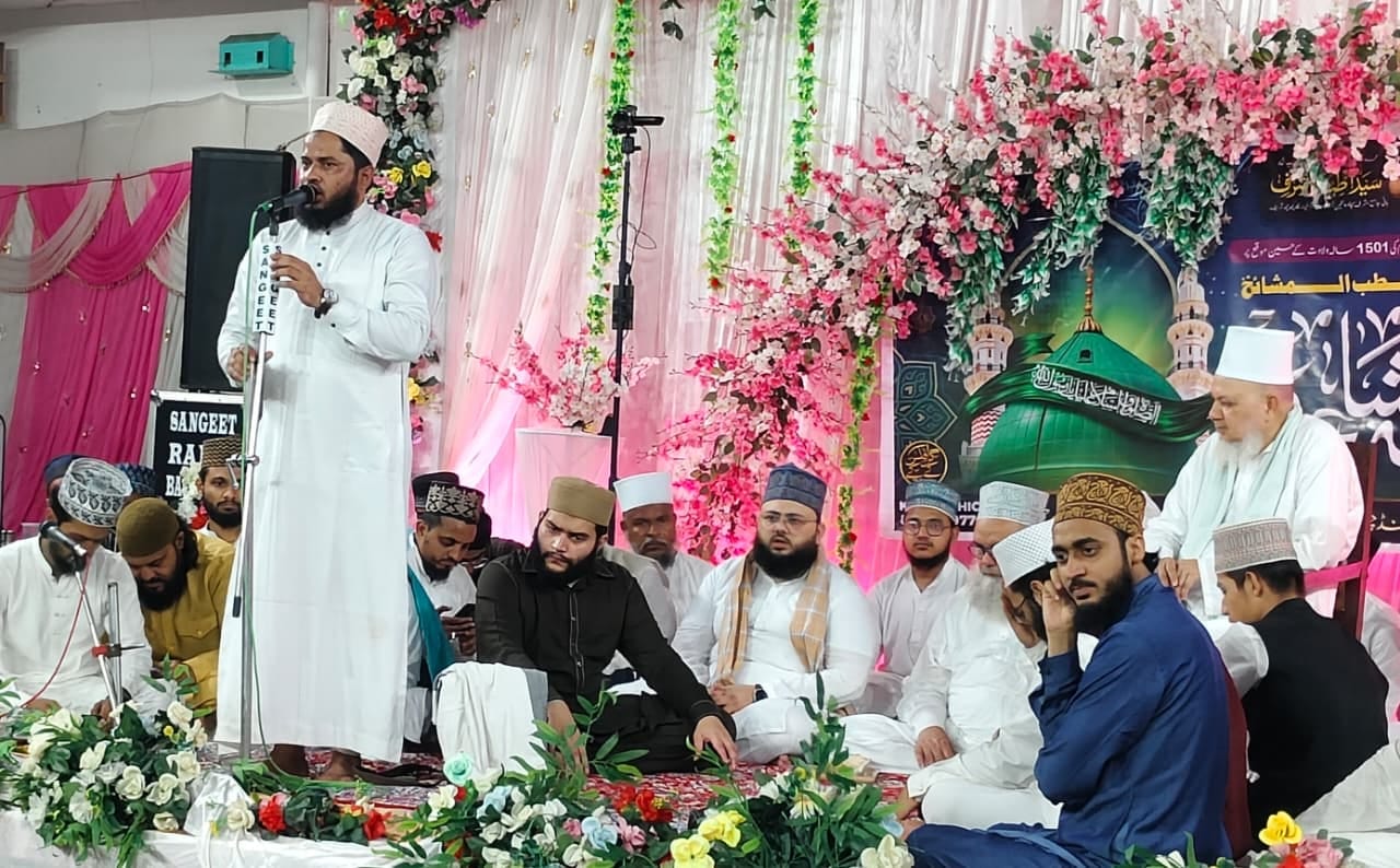 कुल हिंद नातिया मुशायरे में मंच से कलाम पेश करते शायर। कुल हिंद नातिया मुशायरे में मंच से कलाम पेश करते शायर।