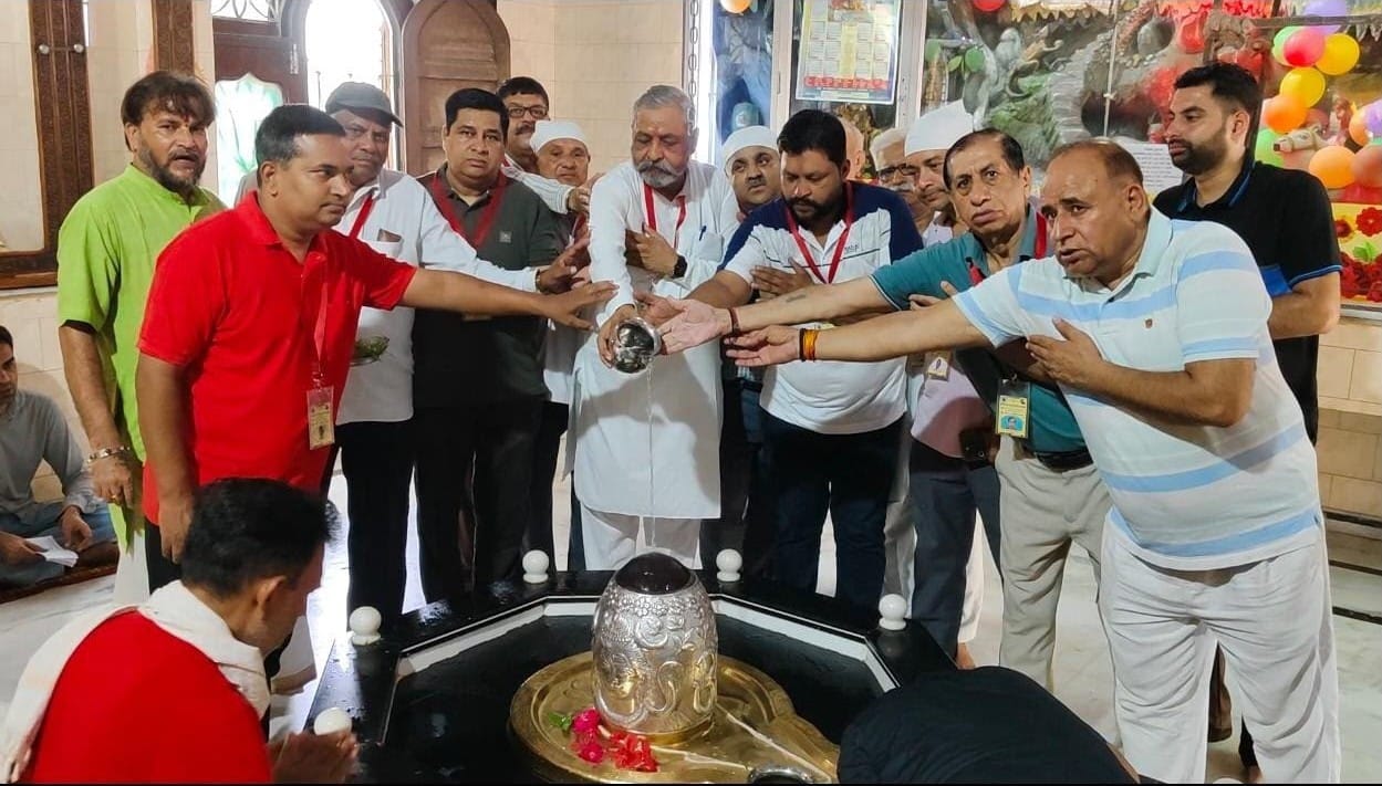 कुरुक्षेत्र। गांव मथाना में स्वयंभू मथानेश्वर महादेव मंदिर में बाबा बर्फानी श्रृंगार के बाद आरत कुरुक्षेत्र। गांव मथाना में स्वयंभू मथानेश्वर महादेव मंदिर में बाबा बर्फानी श्रृंगार के बाद आरत