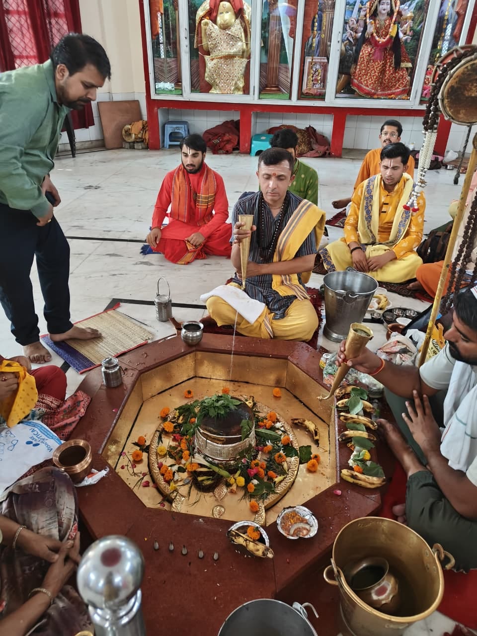 कुरुक्षेत्र। गांव मथाना में स्वयंभू मथानेश्वर महादेव मंदिर में बाबा बर्फानी श्रृंगार के बाद आरत कुरुक्षेत्र। गांव मथाना में स्वयंभू मथानेश्वर महादेव मंदिर में बाबा बर्फानी श्रृंगार के बाद आरत