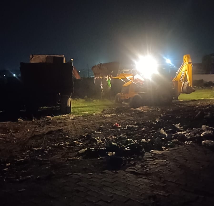 कुरुक्षेत्र। रेड रोड पर दूर तक फैला कचरे को ढेर। संवाद कुरुक्षेत्र। रेड रोड पर दूर तक फैला कचरे को ढेर। संवाद
