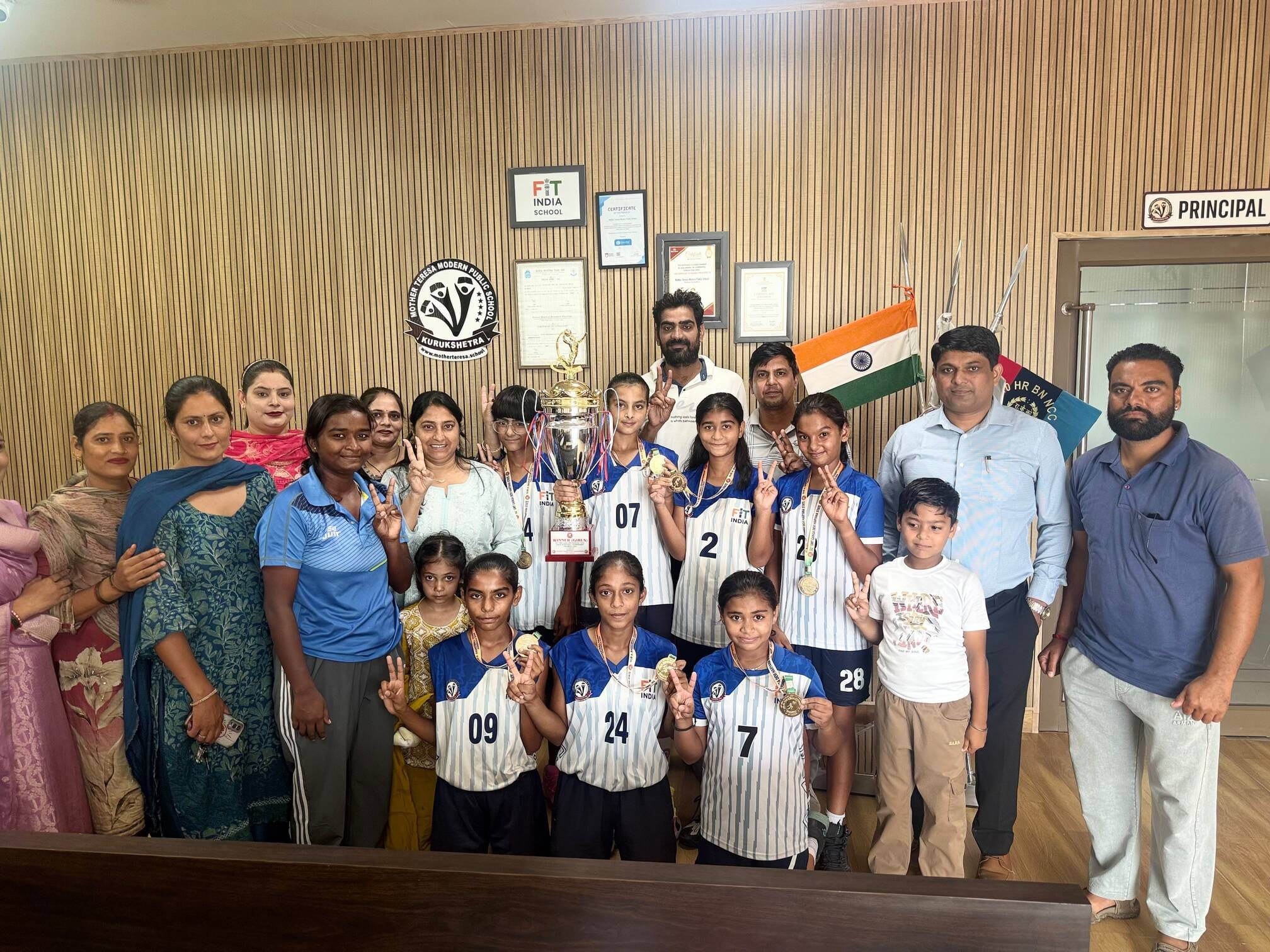 कुरुक्षेत्र। विजेता खिलाड़ियों के साथ स्कूली स्टाफ व अन्य। स्वयं कुरुक्षेत्र। विजेता खिलाड़ियों के साथ स्कूली स्टाफ व अन्य। स्वयं