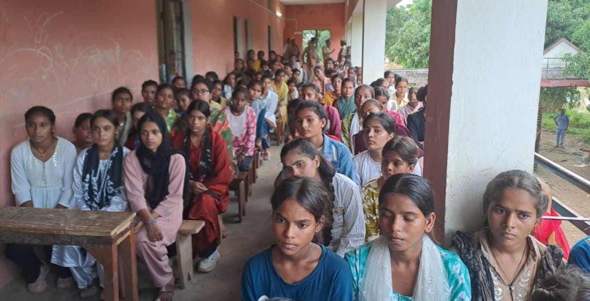 कार्यक्रम के दौरान मौजूद महिलाएं व किशोरियां कार्यक्रम के दौरान मौजूद महिलाएं व किशोरियां