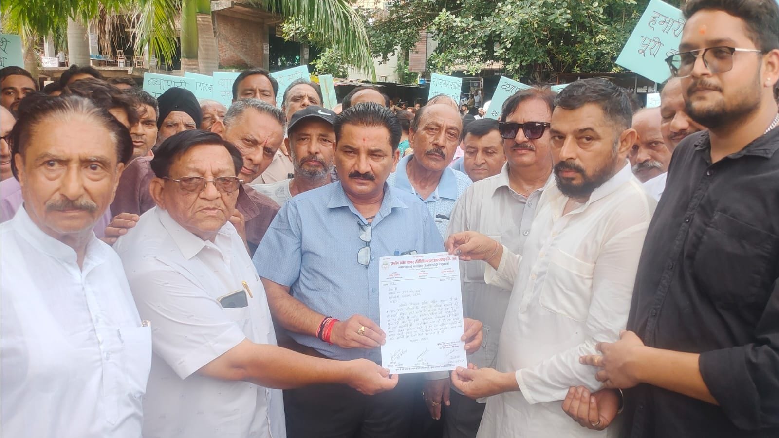 खोखा हटाने के विरोध में परिवार समेत कोटद्वार तहसील में आक्रोश रैली निकालते व्यापारी। संवाद खोखा हटाने के विरोध में परिवार समेत कोटद्वार तहसील में आक्रोश रैली निकालते व्यापारी। संवाद