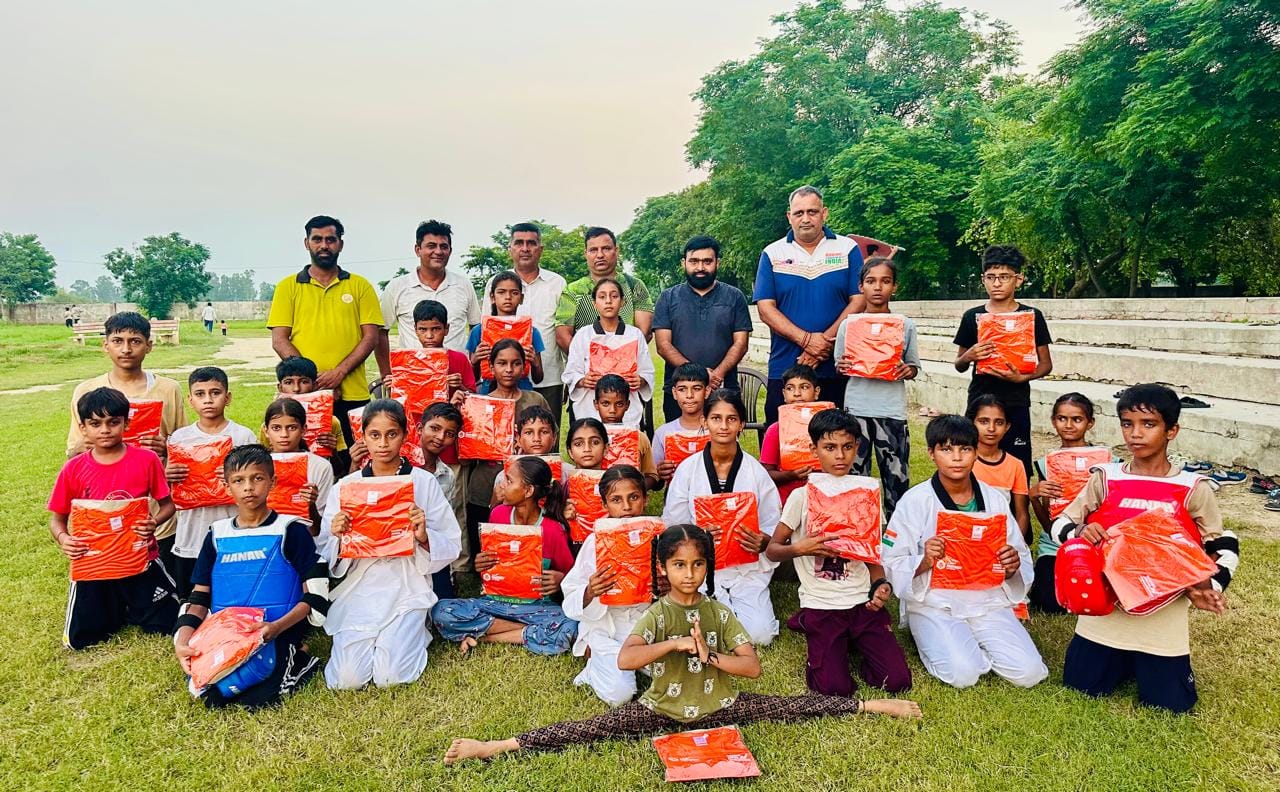 खिलाड़ियों को किट भेंट करते हुए खेल विभाग व जिंदल हाउस के प्रतिनिधि। विज्ञप्ति खिलाड़ियों को किट भेंट करते हुए खेल विभाग व जिंदल हाउस के प्रतिनिधि। विज्ञप्ति