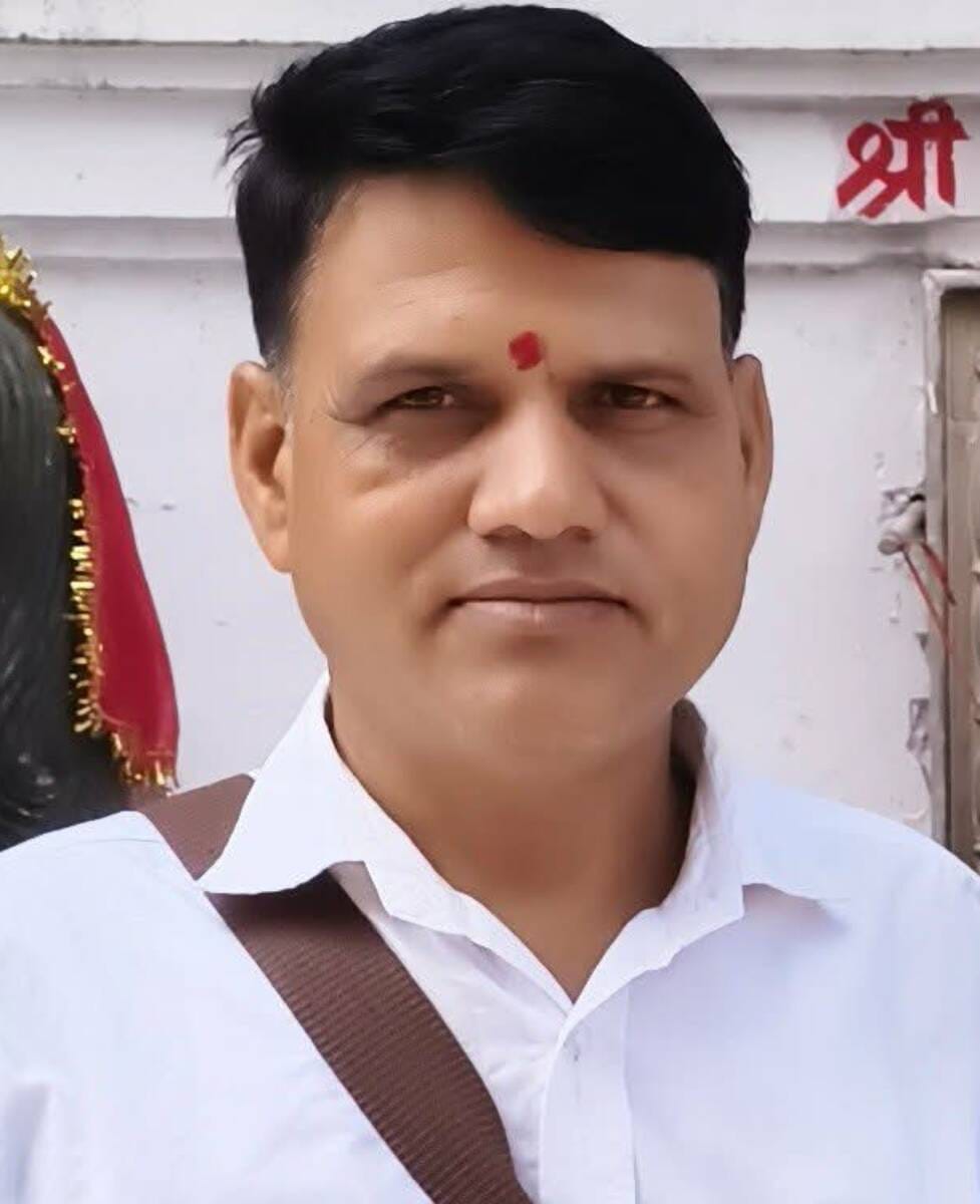 लंबागांव में रात को सड़क पर घूमते बेसहारा गौवंश। संवाद