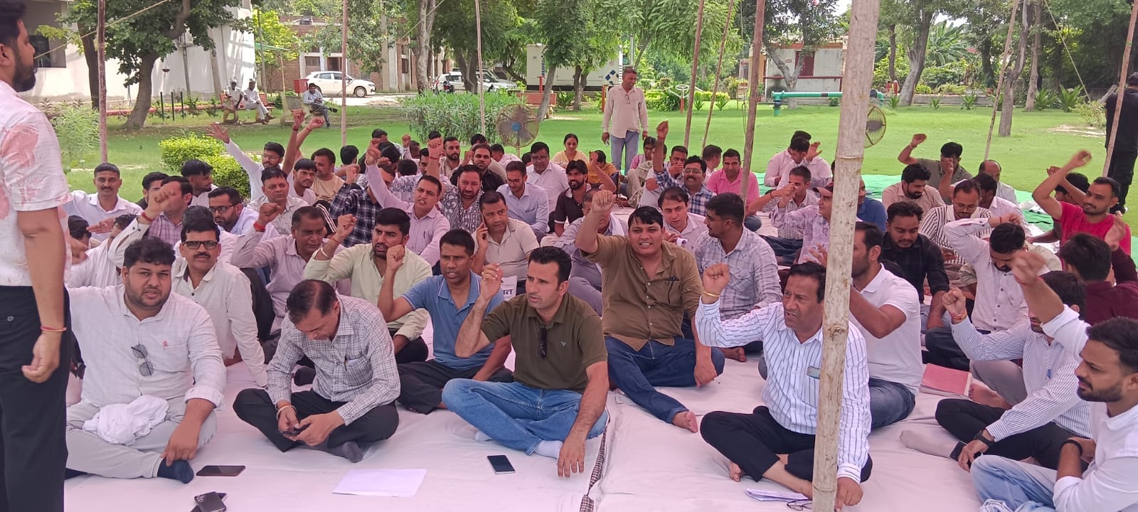 लघु सचिवालय के बाहर धरना देकर नारेबाजी करते पटवारी। विज्ञप्ति