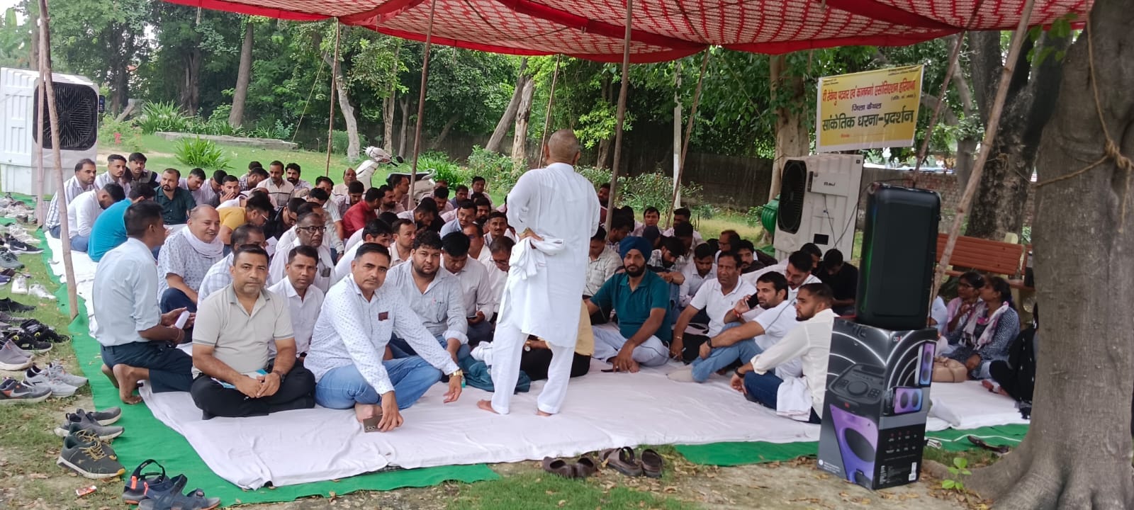 लघु सचिवालय पर धरना देते पटवारी व कानूनगो। विज्ञप्ति