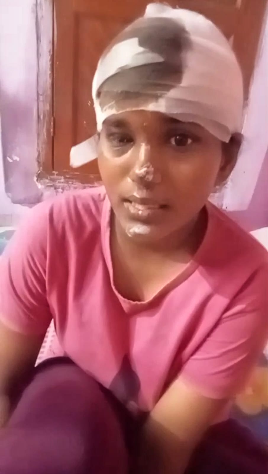 लालकुर्ती के निकट सांड ने छात्रा को सींग से हवा में उछालकर डिवाडर पर पटका: सीसीटीवी फुटेज लालकुर्ती के निकट सांड ने छात्रा को सींग से हवा में उछालकर डिवाडर पर पटका: सीसीटीवी फुटेज