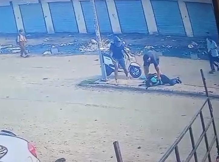 लालकुर्ती के निकट सांड ने छात्रा को सींग से हवा में उछालकर डिवाडर पर पटका: सीसीटीवी फुटेज लालकुर्ती के निकट सांड ने छात्रा को सींग से हवा में उछालकर डिवाडर पर पटका: सीसीटीवी फुटेज