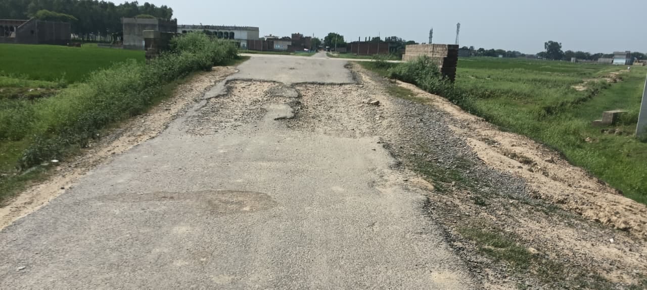  मार्ग पर बना गड्ढा