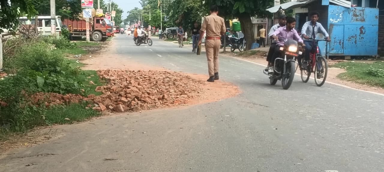  मार्ग पर बना गड्ढा