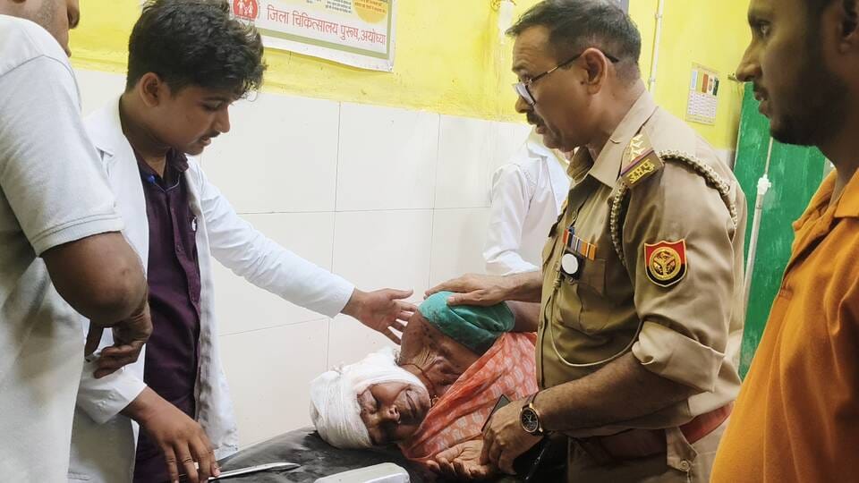 मृतक के पारिवारिजनो से बातचीत करती पूर्व एमएलसी लीलावती कुशवाहा राम लगन मौर्य मृतक के पारिवारिजनो से बातचीत करती पूर्व एमएलसी लीलावती कुशवाहा राम लगन मौर्य
