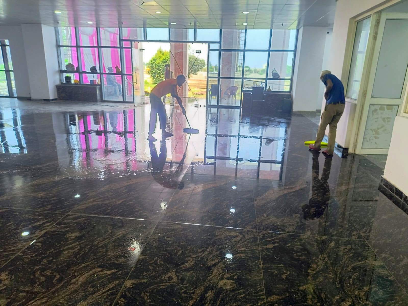 नए नगर निगम के भवन में जनसुनवाई हॉल में चल रहा काम। संवाद नए नगर निगम के भवन में जनसुनवाई हॉल में चल रहा काम। संवाद
