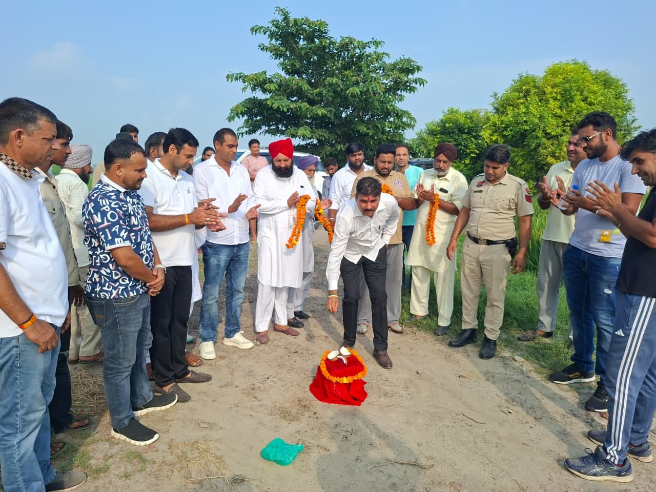 पूंडरी में विकास कार्यों का शिलान्यास करते विधायक जांबा। विज्ञप्ति
