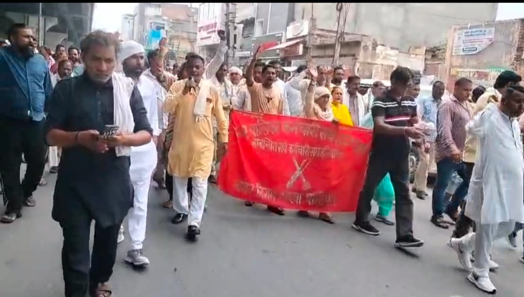 पालिका बाजार कार्यालय के नीचे धरने पर बैठे कर्मचारी। संवाद पालिका बाजार कार्यालय के नीचे धरने पर बैठे कर्मचारी। संवाद