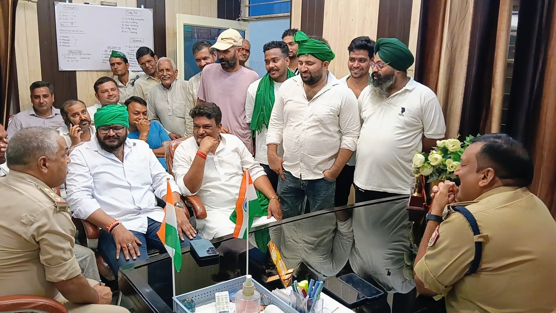 पुलिस की मौजूदगी में सीओ से मिलने जाते भाकियू संघर्ष मोर्चा के जिलाध्यक्ष कार्यकर्ताओं के साथ त पुलिस की मौजूदगी में सीओ से मिलने जाते भाकियू संघर्ष मोर्चा के जिलाध्यक्ष कार्यकर्ताओं के साथ त
