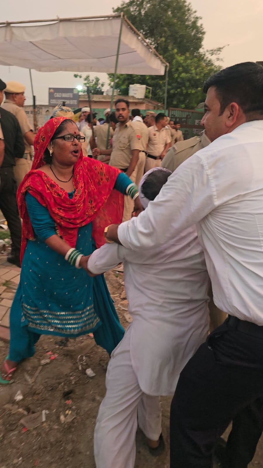 पुलिस से सफाईकर्मियों ने की धक्का-मुक्की पुलिस से सफाईकर्मियों ने की धक्का-मुक्की