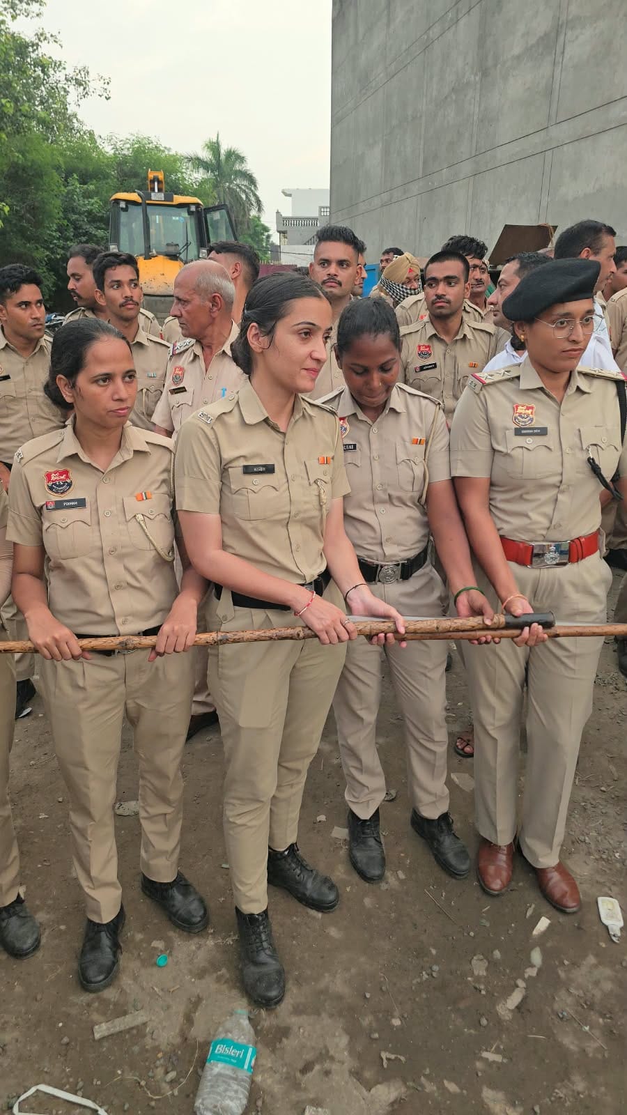 पुलिस से सफाईकर्मियों ने की धक्का-मुक्की पुलिस से सफाईकर्मियों ने की धक्का-मुक्की