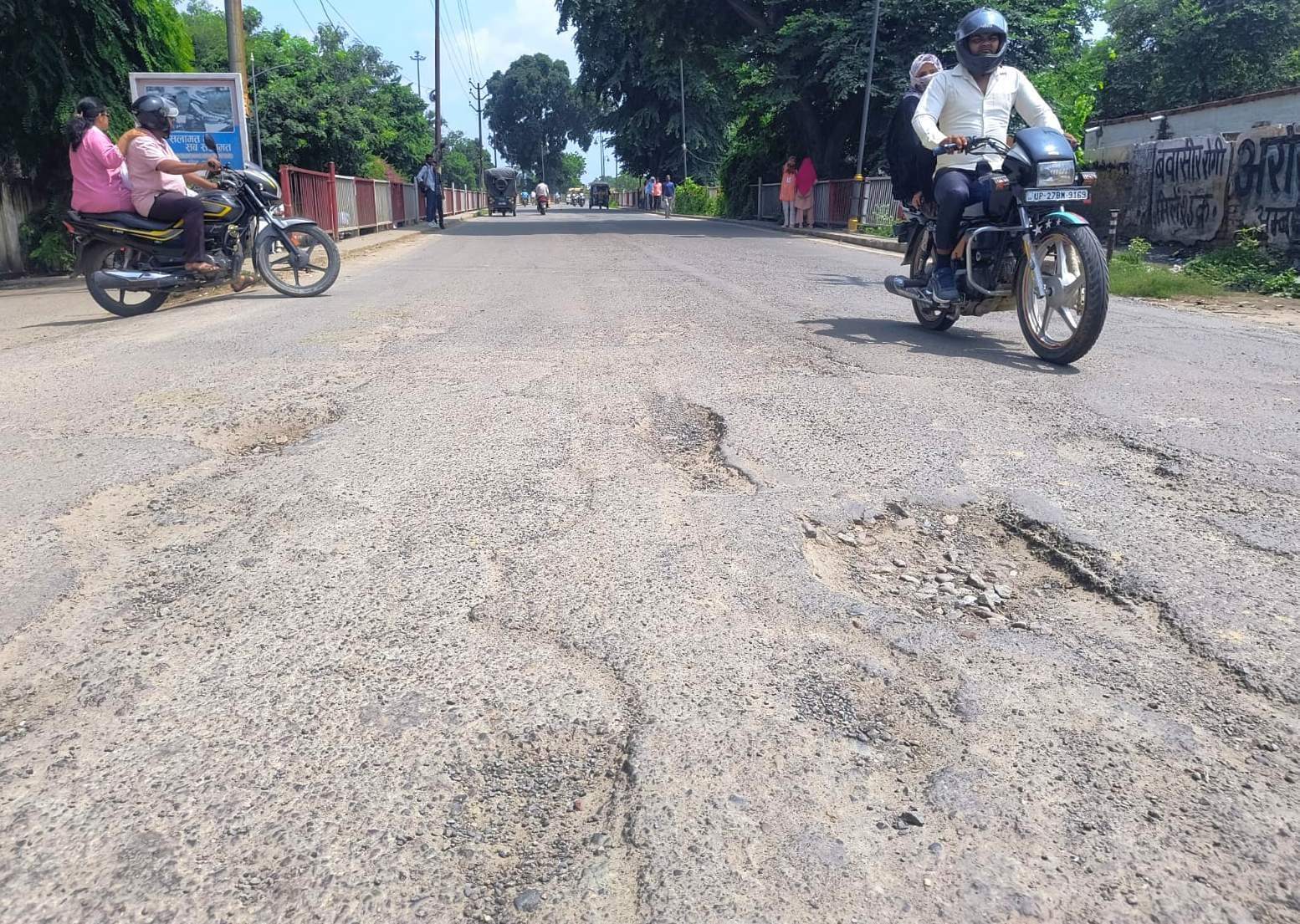 पुवायां रोड पर हुए गड्ढों में भरा पानी। संवाद पुवायां रोड पर हुए गड्ढों में भरा पानी। संवाद