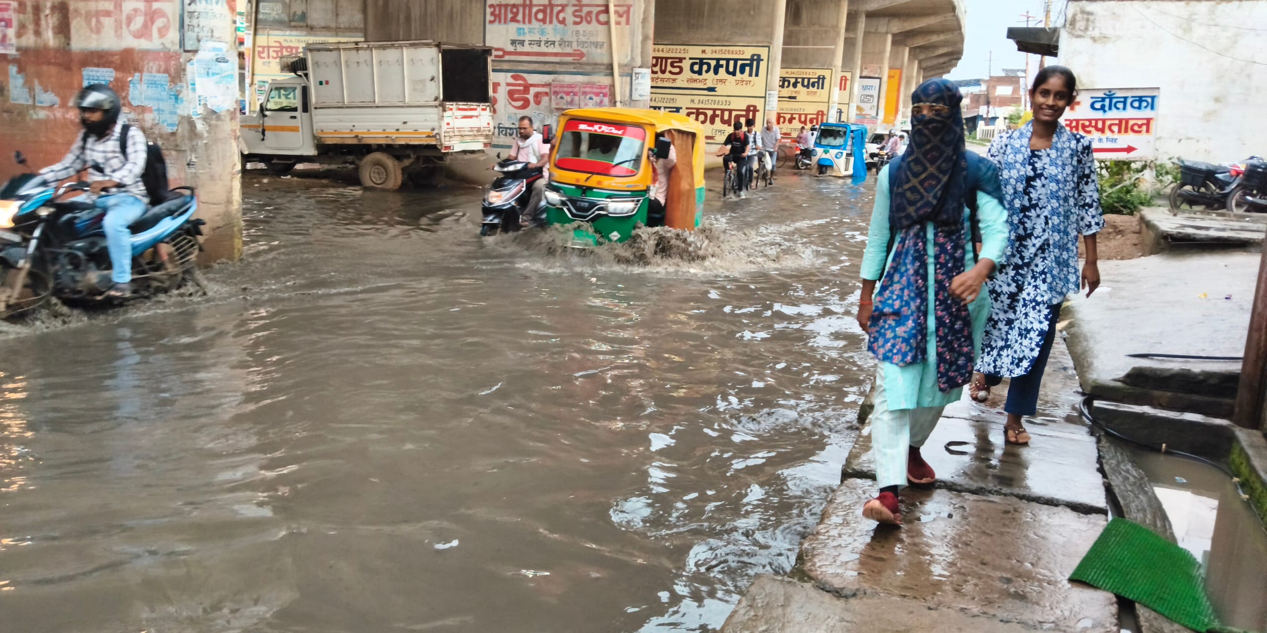 रॉबर्ट्सगंज धर्मशाला चौक से मेन चौक रोड पर भरा बारिश का पानी। संवाद रॉबर्ट्सगंज धर्मशाला चौक से मेन चौक रोड पर भरा बारिश का पानी। संवाद