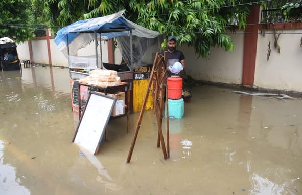 राजधानी में सोमवा को बारिश से कई इलाकों में जलभराव हुआ। राजधानी में सोमवा को बारिश से कई इलाकों में जलभराव हुआ।