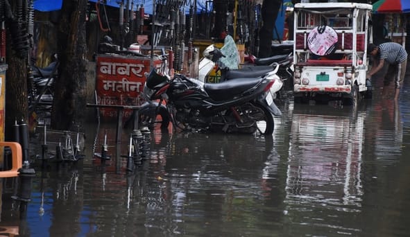 राजधानी में सोमवा को बारिश से कई इलाकों में जलभराव हुआ। राजधानी में सोमवा को बारिश से कई इलाकों में जलभराव हुआ।