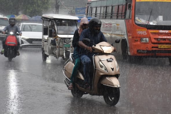 राजधानी में सोमवा को बारिश से कई इलाकों में जलभराव हुआ। राजधानी में सोमवा को बारिश से कई इलाकों में जलभराव हुआ।