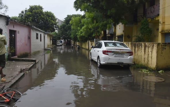 राजधानी में सोमवा को बारिश से कई इलाकों में जलभराव हुआ। राजधानी में सोमवा को बारिश से कई इलाकों में जलभराव हुआ।