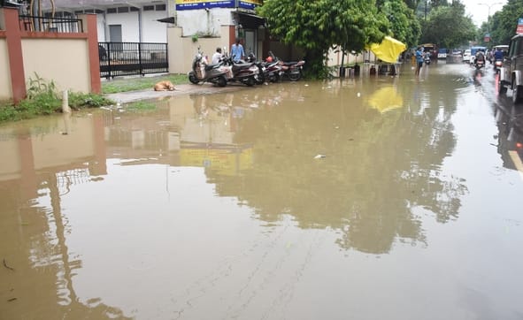 राजधानी में सोमवा को बारिश से कई इलाकों में जलभराव हुआ। राजधानी में सोमवा को बारिश से कई इलाकों में जलभराव हुआ।
