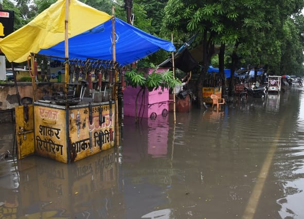 राजधानी में सोमवा को बारिश से कई इलाकों में जलभराव हुआ। राजधानी में सोमवा को बारिश से कई इलाकों में जलभराव हुआ।