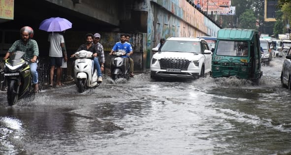 राजधानी में सोमवा को बारिश से कई इलाकों में जलभराव हुआ। राजधानी में सोमवा को बारिश से कई इलाकों में जलभराव हुआ।