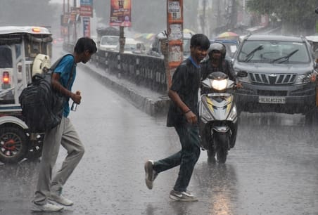 राजधानी में सोमवा को बारिश से कई इलाकों में जलभराव हुआ। राजधानी में सोमवा को बारिश से कई इलाकों में जलभराव हुआ।
