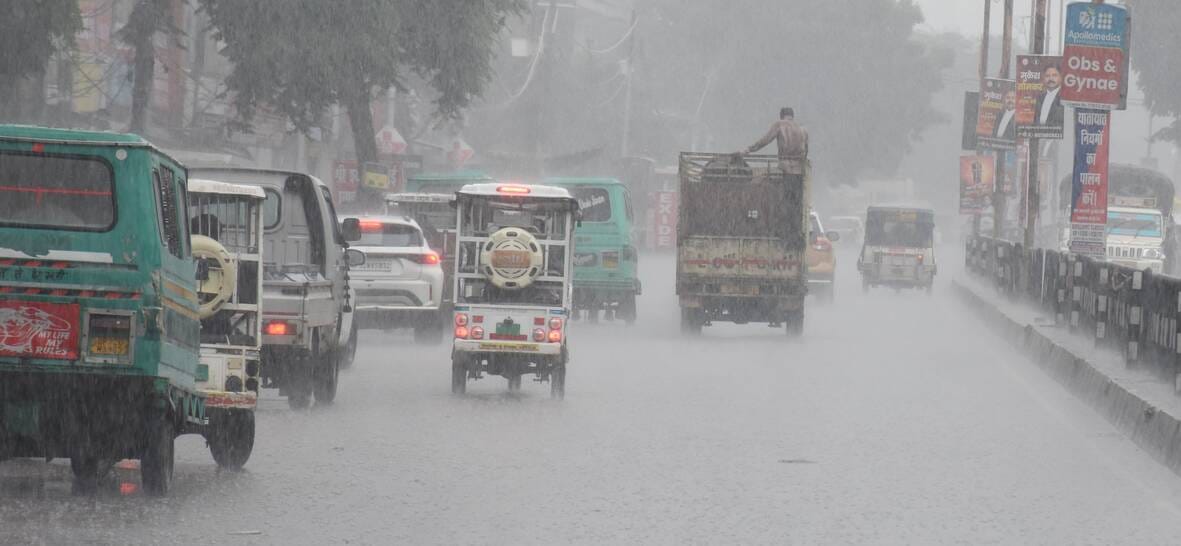 राजधानी में सोमवा को बारिश से कई इलाकों में जलभराव हुआ। राजधानी में सोमवा को बारिश से कई इलाकों में जलभराव हुआ।