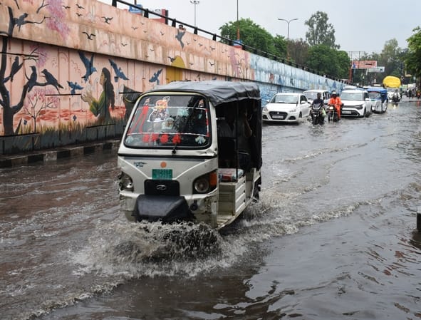 राजधानी में सोमवा को बारिश से कई इलाकों में जलभराव हुआ। राजधानी में सोमवा को बारिश से कई इलाकों में जलभराव हुआ।