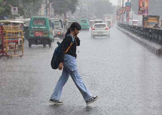 राजधानी में सोमवा को बारिश से कई इलाकों में जलभराव हुआ। राजधानी में सोमवा को बारिश से कई इलाकों में जलभराव हुआ।