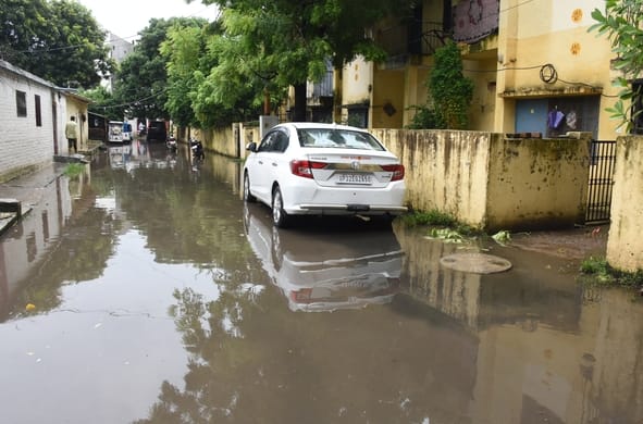 राजधानी में सोमवा को बारिश से कई इलाकों में जलभराव हुआ। राजधानी में सोमवा को बारिश से कई इलाकों में जलभराव हुआ।