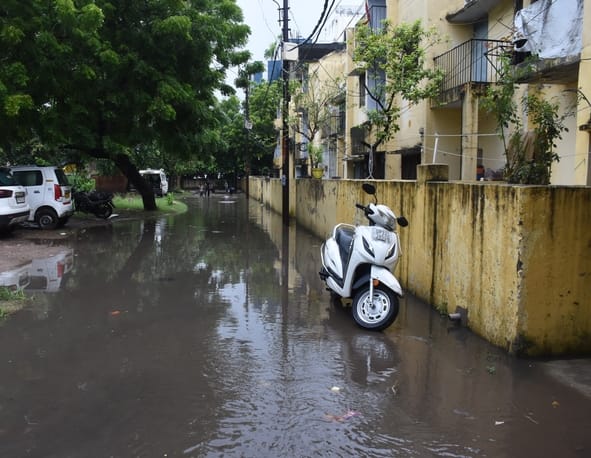 राजधानी में सोमवा को बारिश से कई इलाकों में जलभराव हुआ। राजधानी में सोमवा को बारिश से कई इलाकों में जलभराव हुआ।