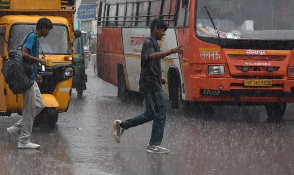 राजधानी में सोमवा को बारिश से कई इलाकों में जलभराव हुआ। राजधानी में सोमवा को बारिश से कई इलाकों में जलभराव हुआ।